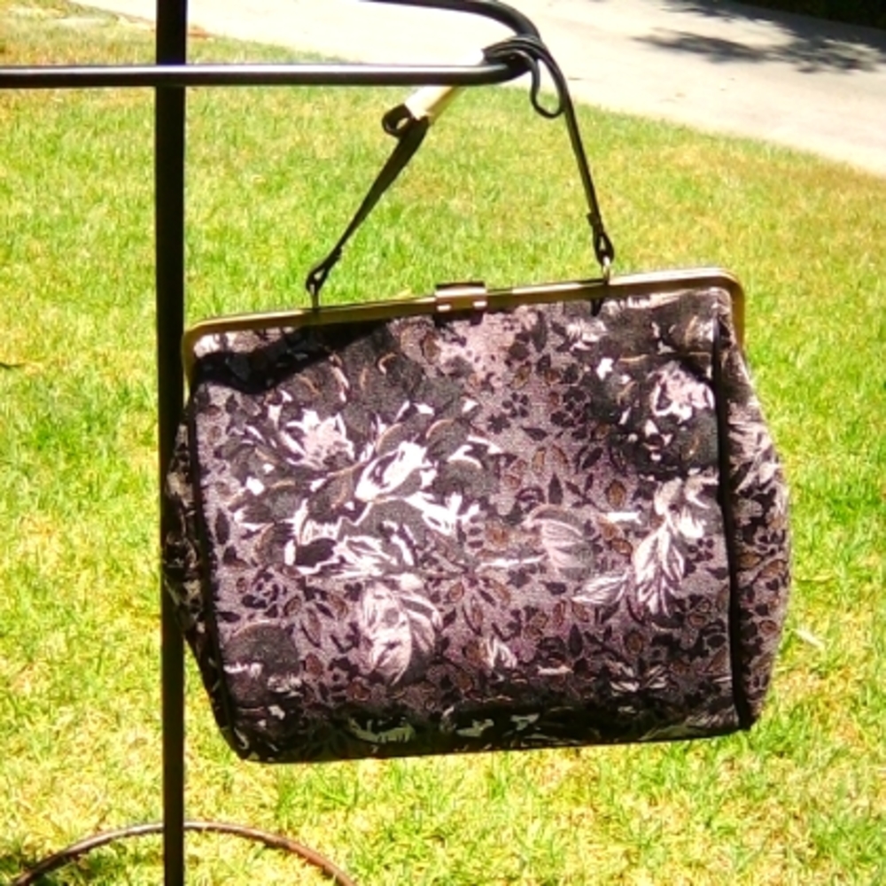 CLASSY 🛍️ - Picture 3 of 4